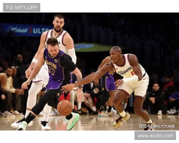 泰伦卢称赞伦纳德拼抢篮板展现全情投入比赛核心与球队领袖风范